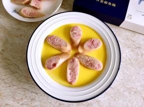 把切好的金枪鱼肠摆放在蛋羹上。