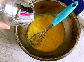 加入150克纯净水搅匀，鸡蛋与水比例约1:1.5。