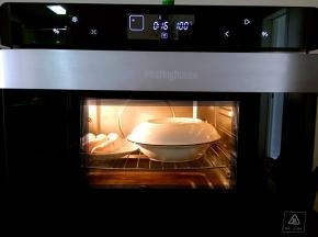把蛋液容器上面扣个盘子，和金枪鱼肠一起放入蒸烤箱中，设置100度16分钟。