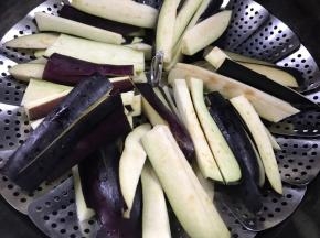 把茄条放入开水锅中蒸5分钟