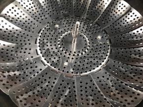 锅置火上，注入适量清水，放入蒸隔，大火烧开