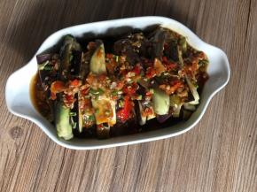 淋入盘内的茄条上即可