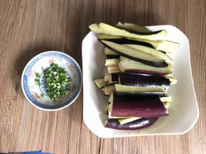 茄子切成条状，葱花切好备用
