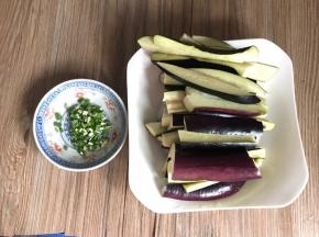 茄子切成条状，葱花切好备用