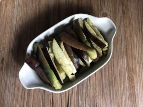 把蒸好的茄子装盘