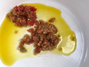 锅置火上，放入食用油烧热，放入蒜蓉和剁椒，炒香