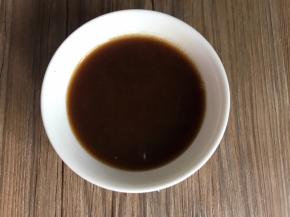 备一小碗，装半碗清水，加入葱花以外的，所有的调料拌匀