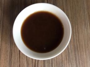 备一小碗，装半碗清水，加入葱花以外的，所有的调料拌匀