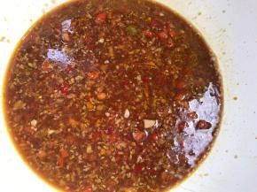 倒入刚调好的料汁，烧开