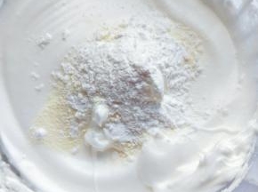 加入玉米淀粉。