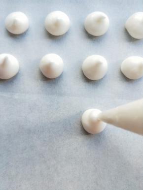 挤出小蛋白。可以用裱花嘴做花型。