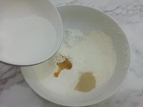 把做披萨饼底的材料倒入碗中，在倒入水