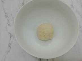 用手揉成面团，盖上保鲜膜进行发酵