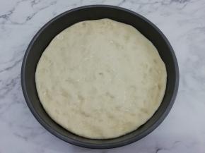 烤盘抹一层油，放入面饼，按烤盘的大小整理一下形状