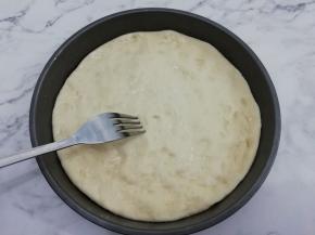 用叉子叉些小洞