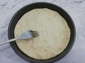 用叉子叉些小洞