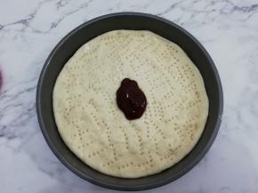 放上番茄酱，用叉子抹均匀