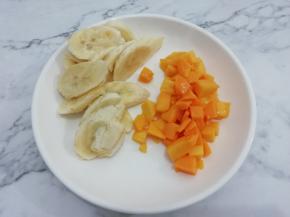 芒果去皮切成块，香蕉切成片
