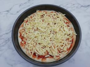 撒上一层马苏里拉奶酪