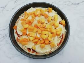 再放上芒果块，放入提前预热好的烤箱中，中层一百八十度中烤八分钟