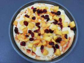 烤好取出，在放上洗干净沥干水份的曼越莓干