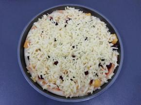 在把剩下的马苏里拉奶酪，再放入烤箱中一百八十度烤到马苏里拉奶酪融化