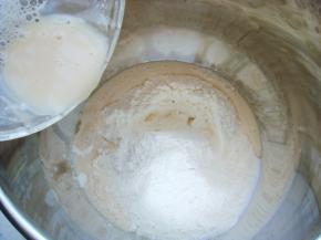 面粉中倒入盐，酵母粉用温水（分量内）融化后倒入面粉中。