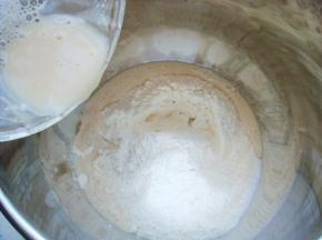 面粉中倒入盐，酵母粉用温水（分量内）融化后倒入面粉中。