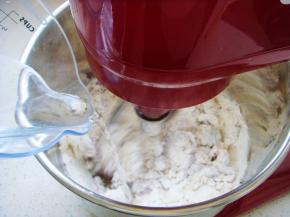 加入余下的水。