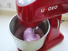 开始和面，先低速后高速。