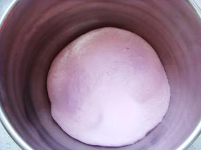 发酵好的面团。手指沾少许的干面粉扎孔，不回缩就发酵好了。