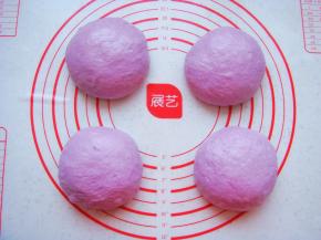 面团放在垫子上，平均分成4份稍微揉圆。
