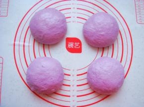 面团放在垫子上，平均分成4份稍微揉圆。