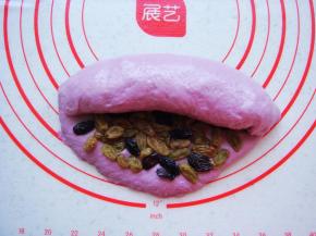 由上至下一边卷两端一边向里收。