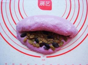 由上至下一边卷两端一边向里收。