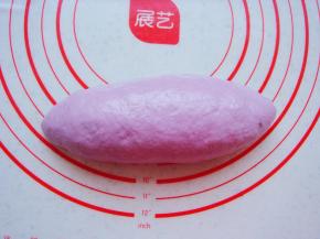 粘合好封口向下放，整理成橄榄形状。