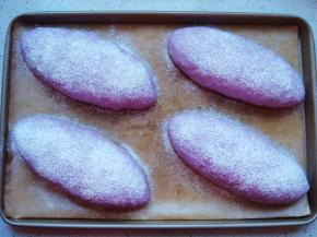 用小筛子撒上薄薄的一层干面粉。