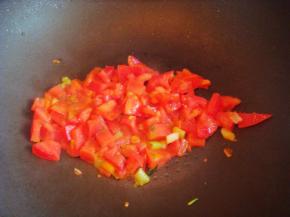 倒入西红柿翻炒。