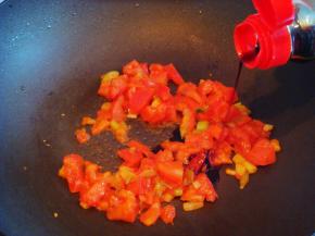 西红柿翻炒至稍微软烂后倒入生抽。