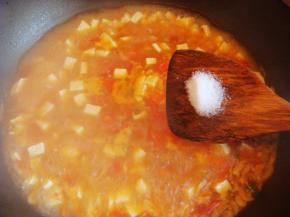 锅开后加入盐。