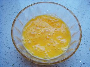 鸡蛋打入碗中打散。