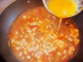 缓慢的打圈倒入鸡蛋液。