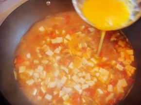 缓慢的打圈倒入鸡蛋液。