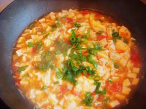 关火加入香葱，淋入少许的香油即可。