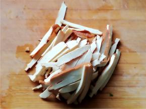 将香干切丝备用。