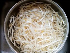 绿豆芽清洗干净。