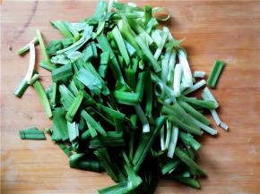 韭菜切段备用。