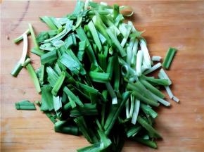 韭菜切段备用。