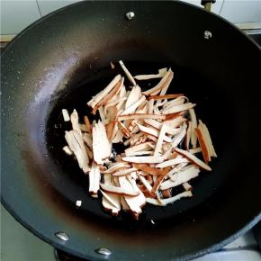 锅中倒入适量油烧热，放入葱花爆香。倒入香干丝煸炒。