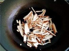 锅中倒入适量油烧热，放入葱花爆香。倒入香干丝煸炒。